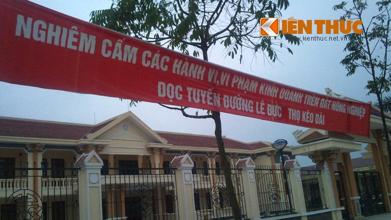 Biển cấm các hành vi vi phạm kinh doanh trên đất nông nghiệp đã được các cơ quan chức năng treo dọc đường Lê Đức Thọ kéo dài...